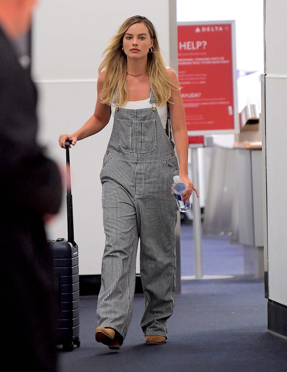 Margot Robbie look aeropuerto viajar