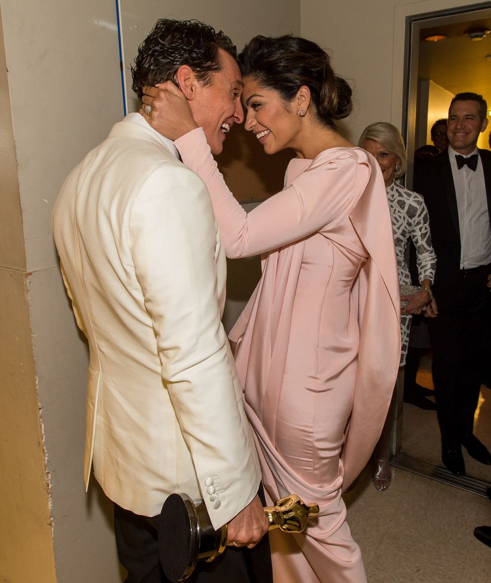 Matthew McConaughey y Camila Alves besándose