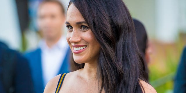 Meghan Markle vestido largo rayas