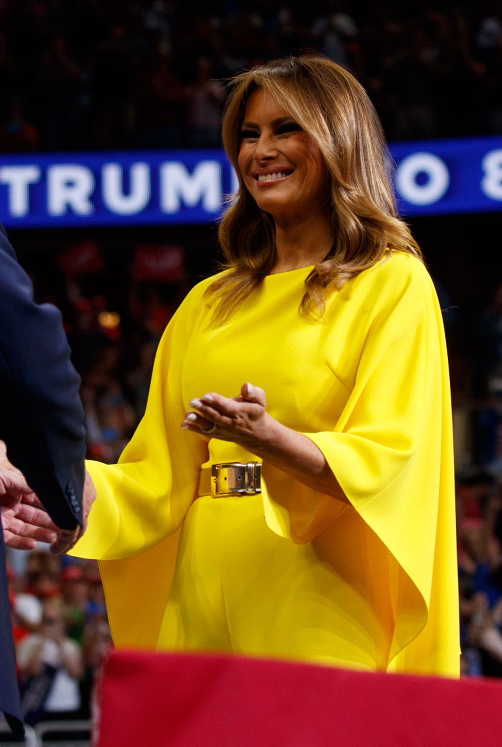 Melania Trump con mono amarillo