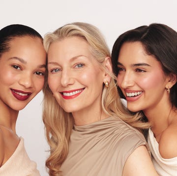 Door deze viral foundation draag je nooit meer de verkeerde kleur drie vrouwen poseren voor een witte achtergrond