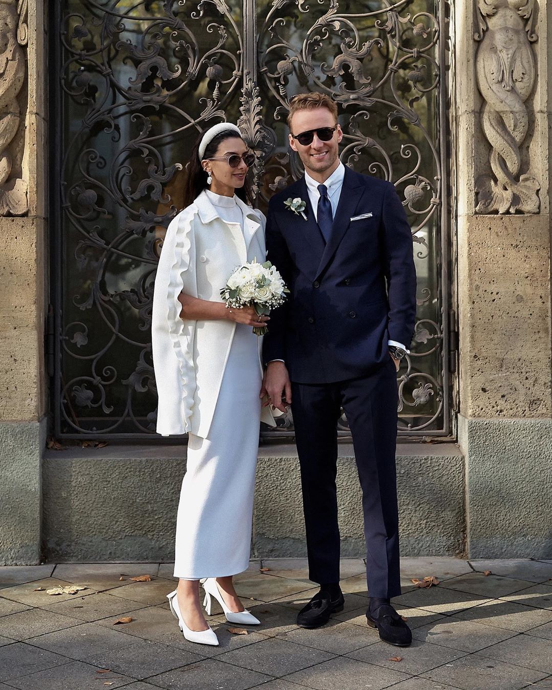 La novia con capa de Valentino y diadema para su boda civil