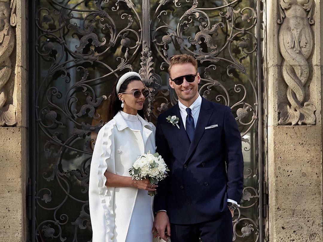 novia capa de Valentino y diadema para su boda civil