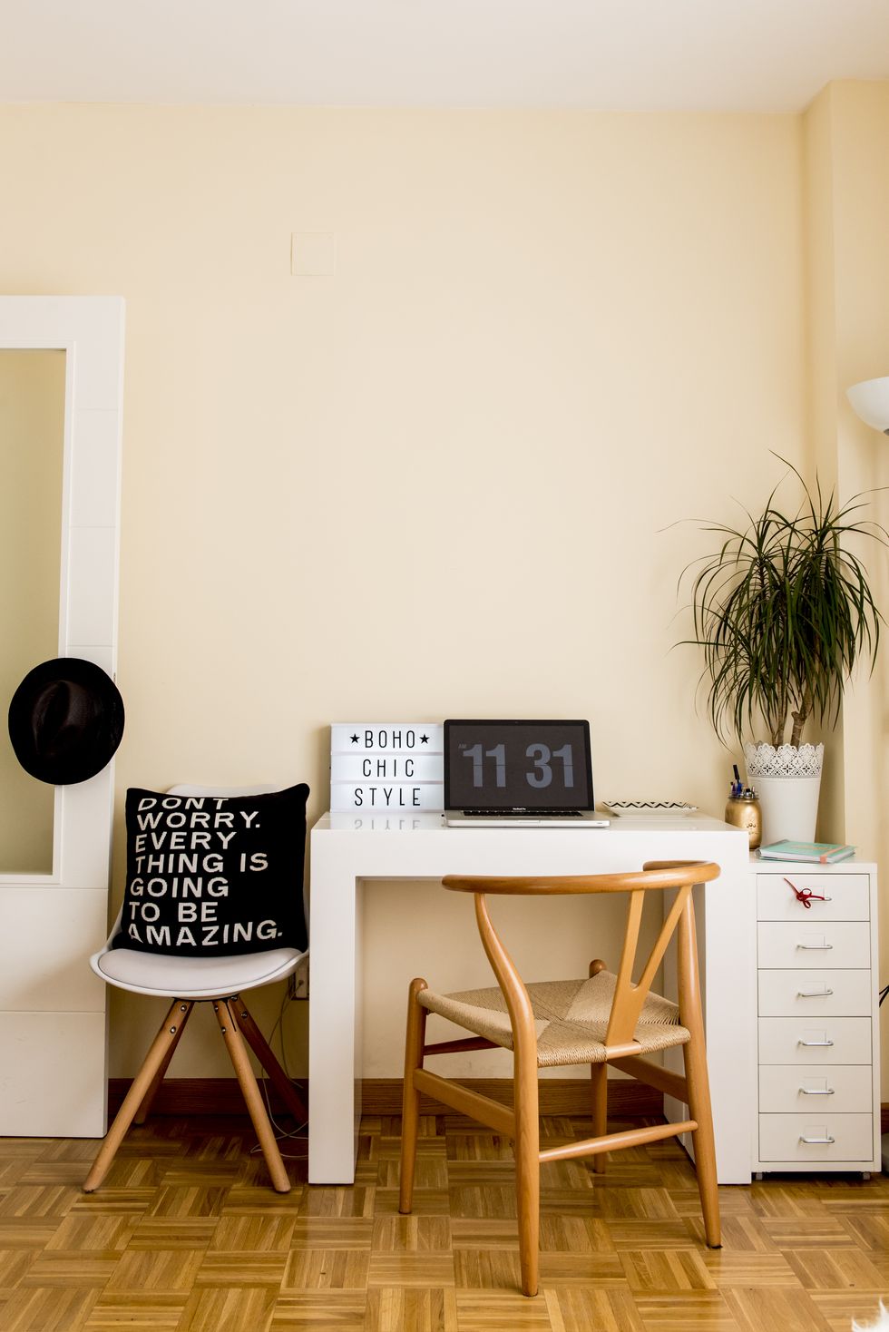 Los 7 mejores escritorios pequeños para trabajar desde casa  Escritorio en  el dormitorio, Despacho en casa, Ideas de decoración de oficina