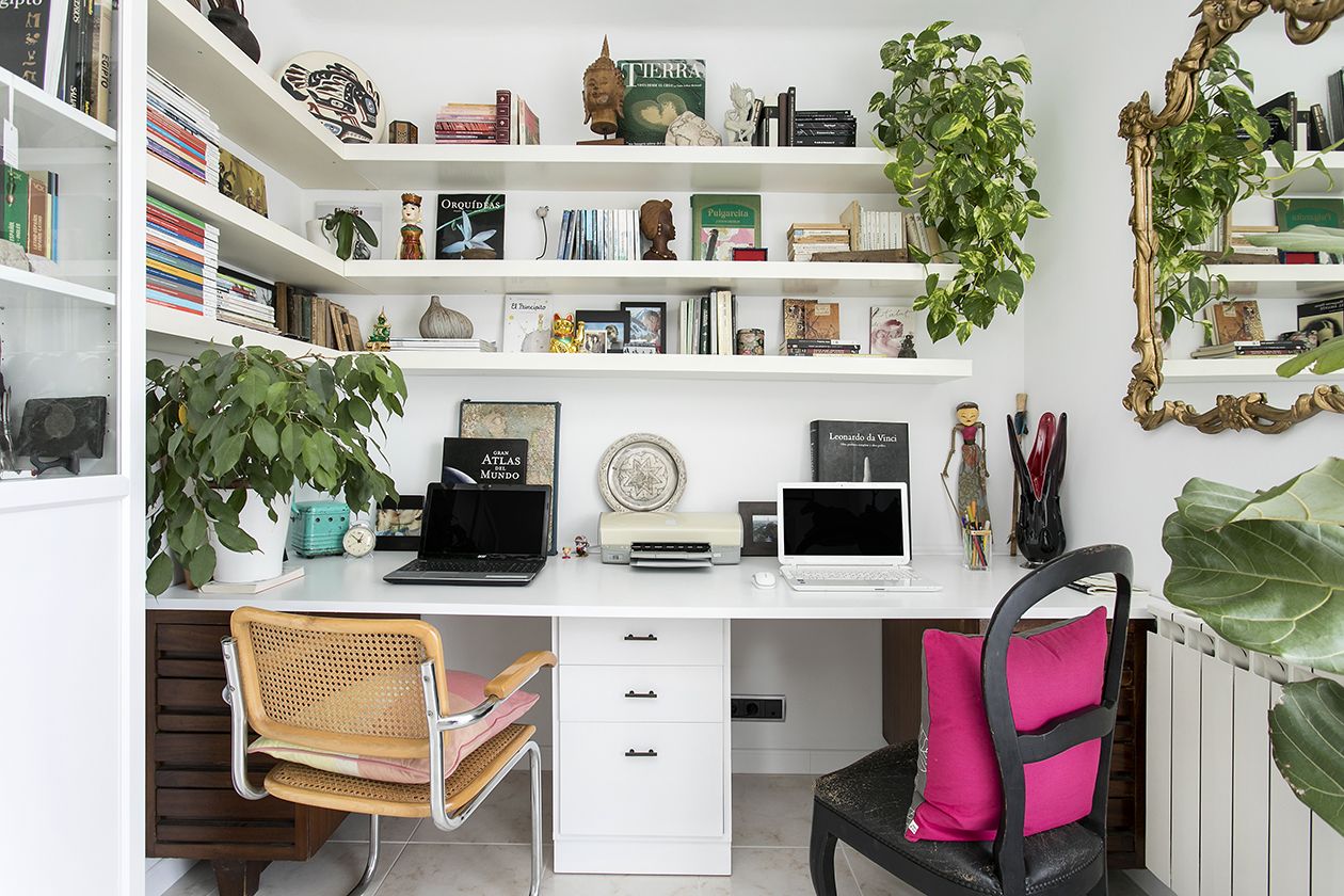 Un escritorio organizado y cómodo