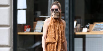 olivia palermo con vestido largo de lunares marrón a lo pretty woman