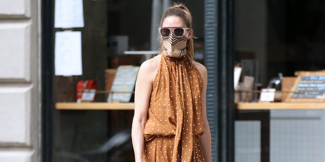 olivia palermo con vestido largo de lunares marrón a lo pretty woman