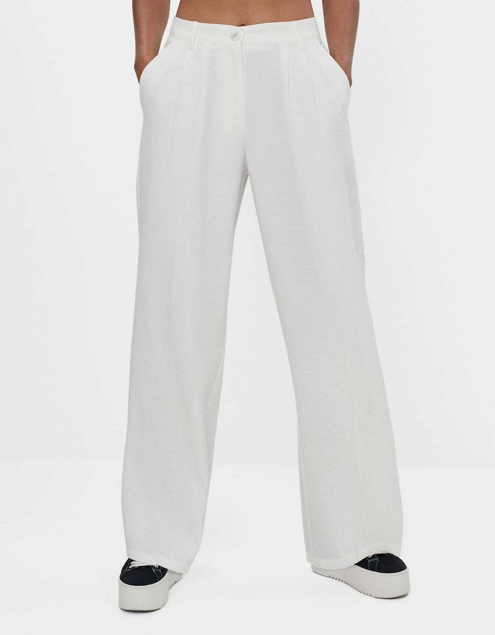 El pantalón ancho blanco de Bershka que usan las expertas de moda