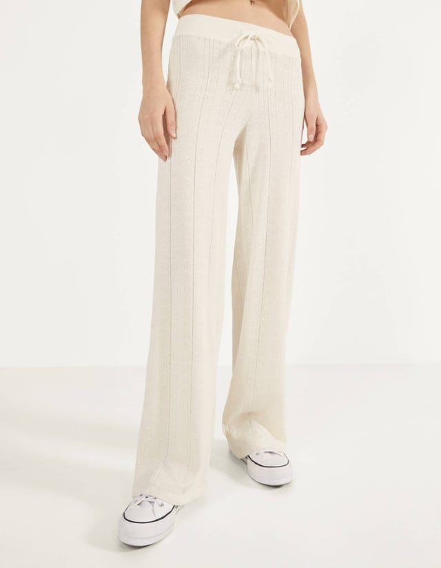 Hablemos de los nuevos pantalones bombacho de Bershka o la mezcla perfecta  entre chinos y palazzo que vas a combinar una y otra vez con tus Converse  blancas