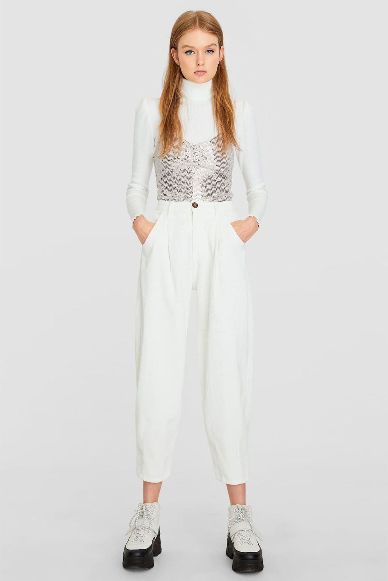 El pantalon blanco slouchy de Stradivarius que mas estiliza