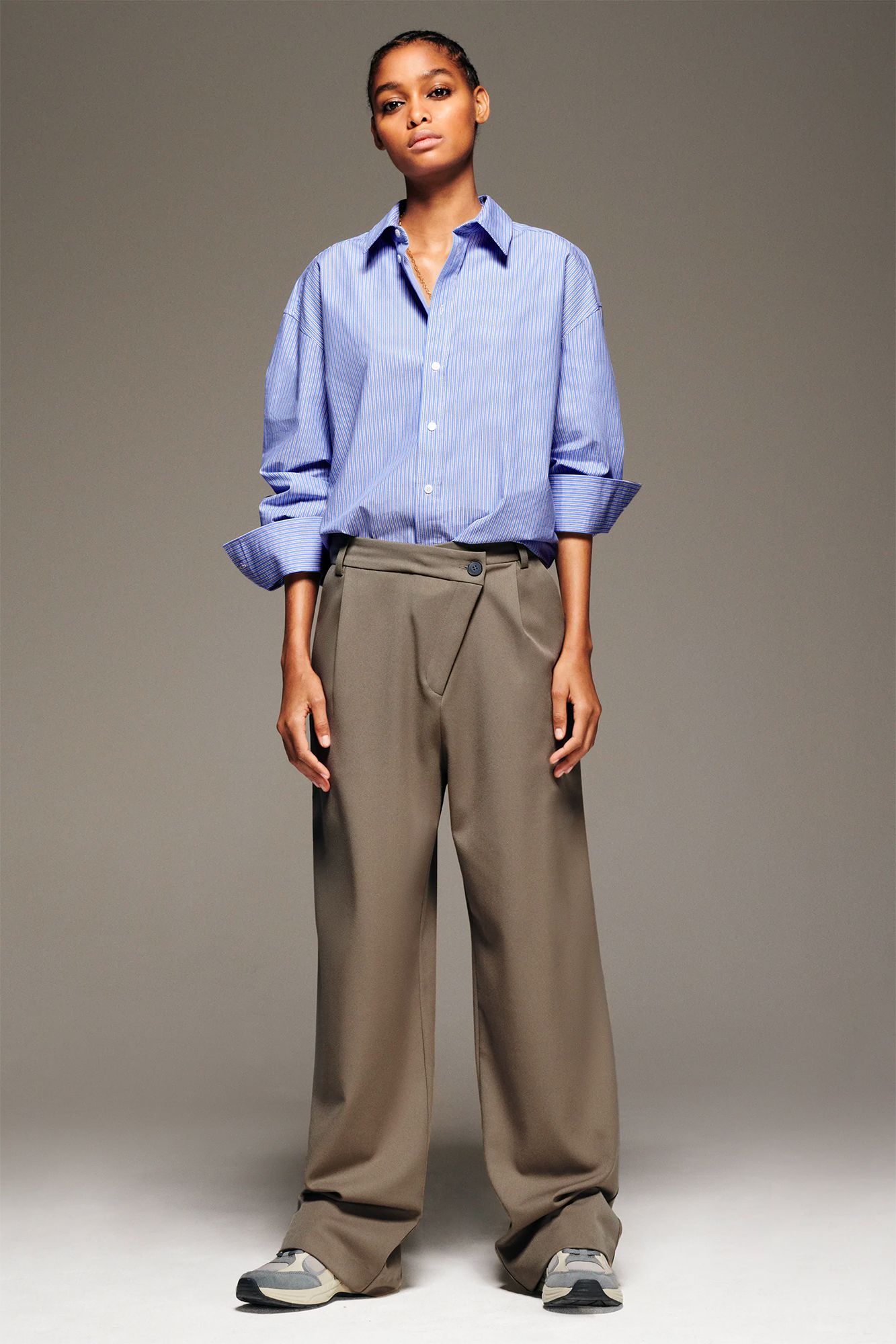 Estos pantalones con truco de Zara de menos de 26 euros hacen la cintura  más delgada, están disponibles en seis colores diferentes y son ideales  para tus looks de entretiempo