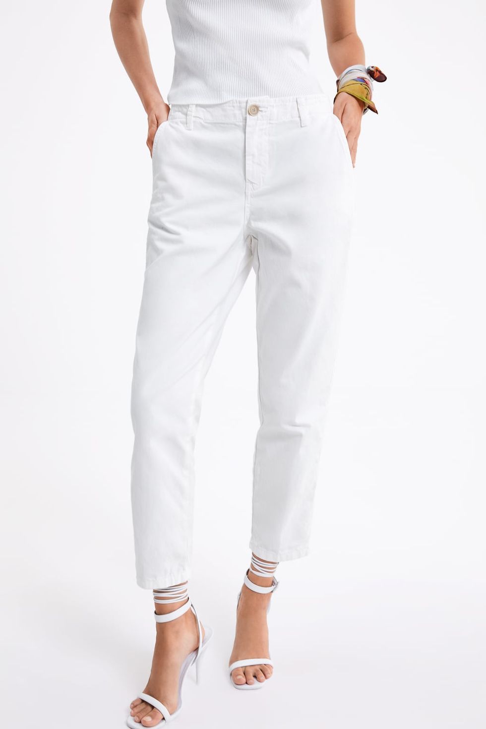 El pantalón blanco Zara 30 € que es mitad vaquero mitad chino y el mundo me pregunta que de es