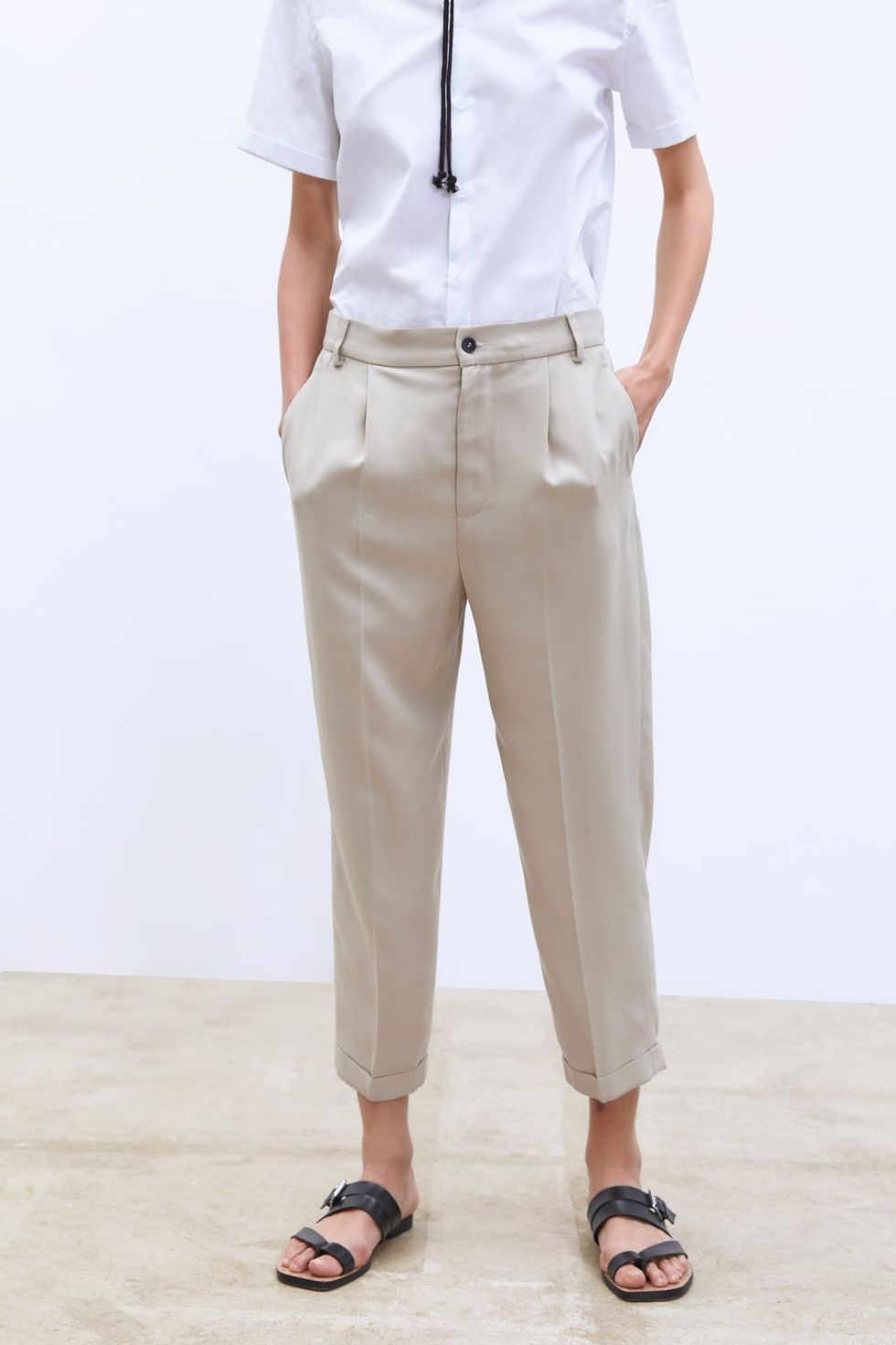 7 pantalones blancos de Zara con los que vas a conseguir un look