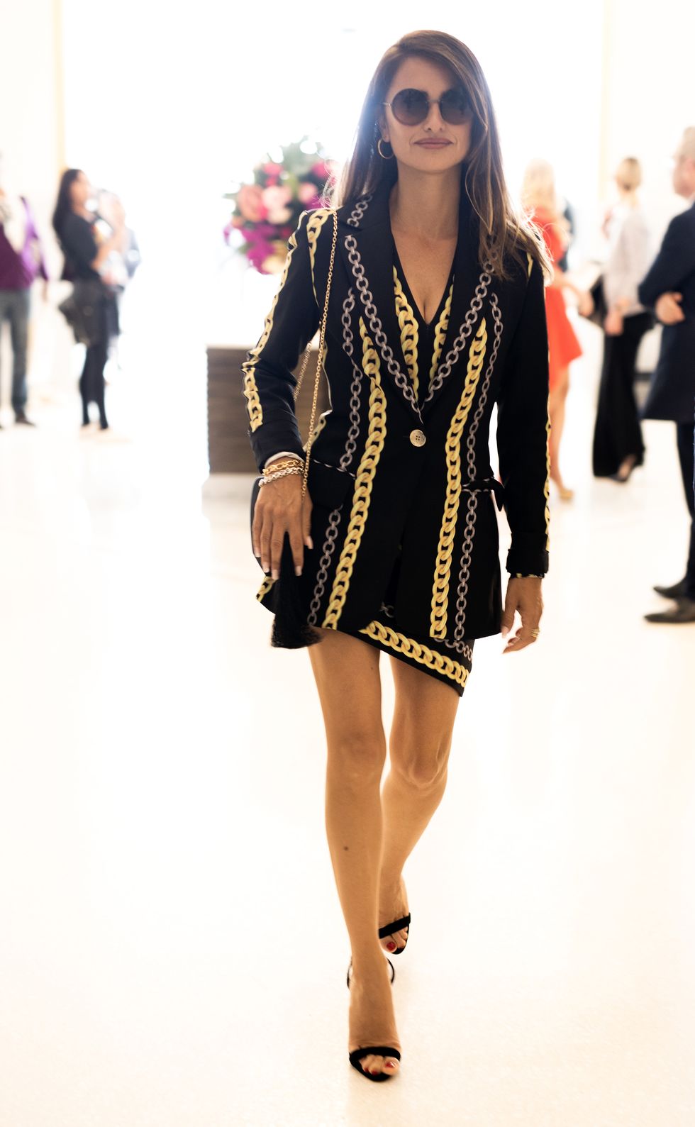 Penélope Cruz con traje de chaqueta y falda negra con detalles dorados en Cannes 2019