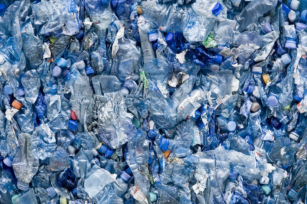 basura de plástico azul