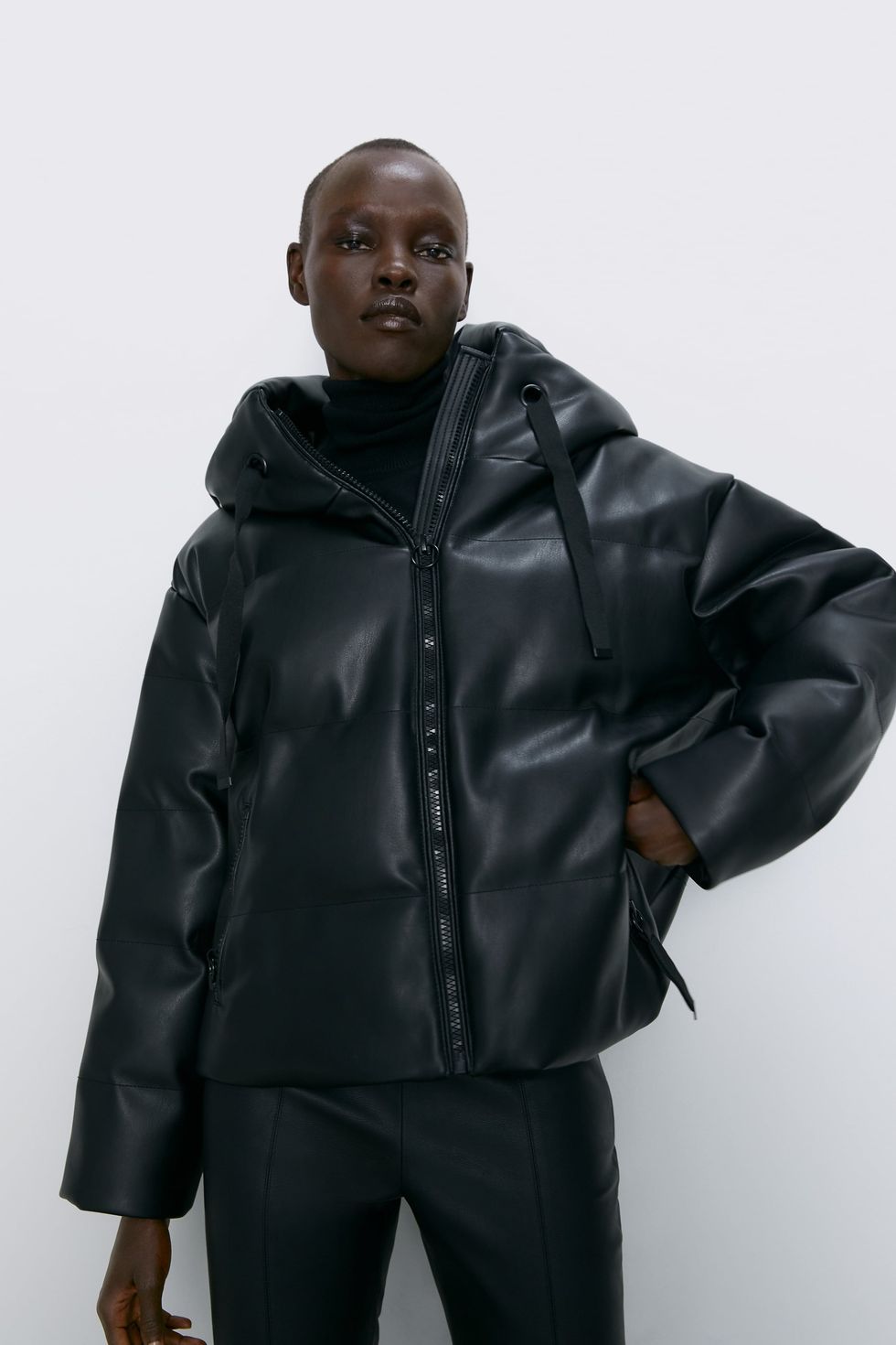 El abrigo plumífero negro sostenible de Zara que arrasa en ventas
