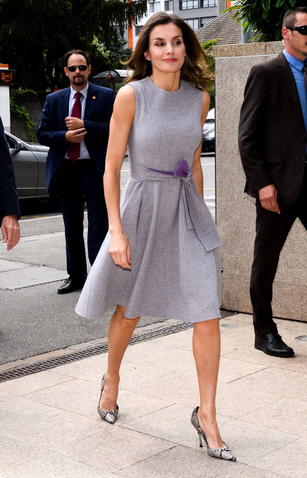 Prematuro escapar Evento La reina Letizia con vestido corto más abrigo de Carolina Herrera