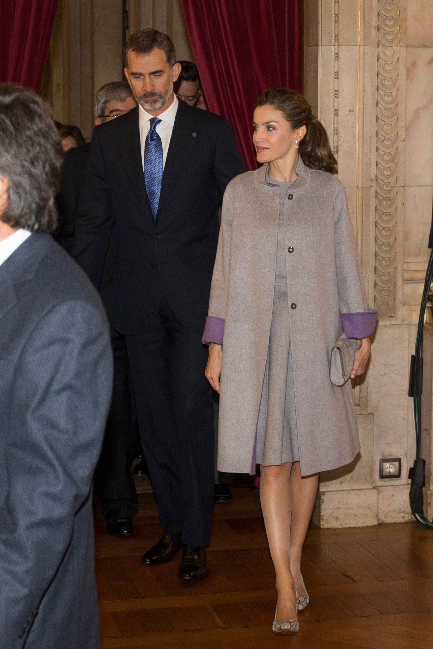 La reina Letizia con vestido corto m s abrigo de Carolina Herrera