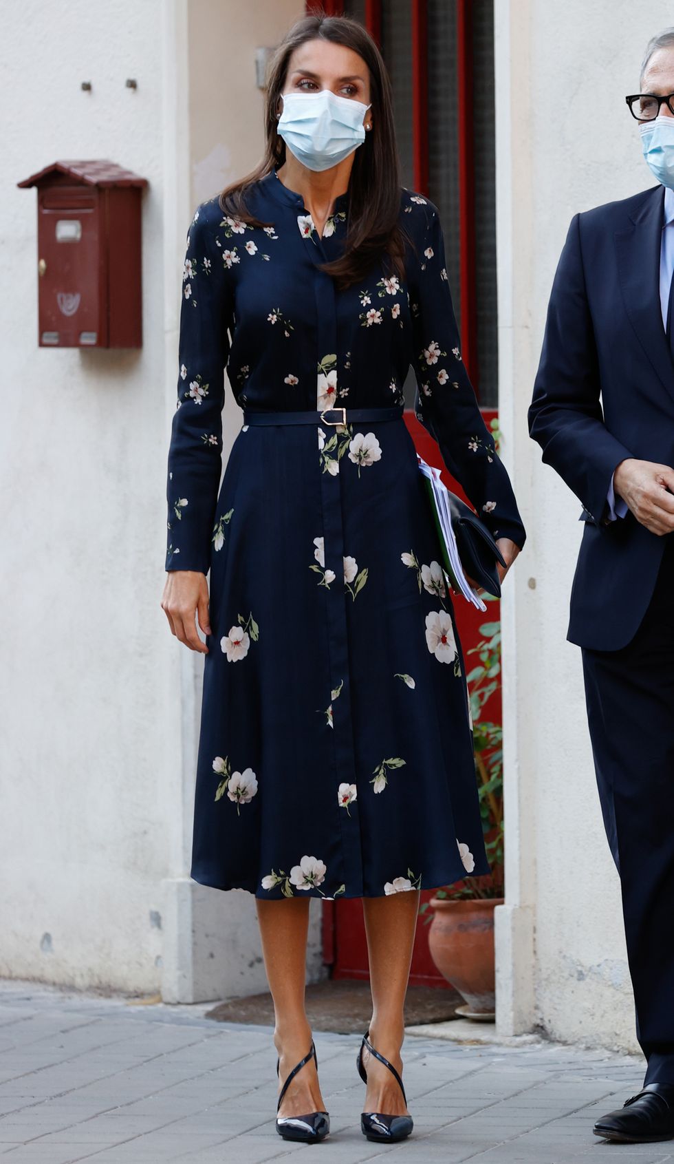 Sangrar escribir bandera La reina Letizia con vestido camisero de flores de Massimo Dutti
