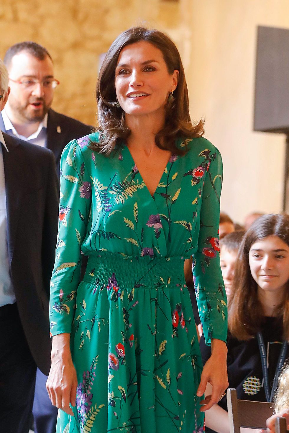 La reina Letizia recupera su vestido midi favorito: así es el diseño verde  de una firma francesa que se puede copiar en Zara