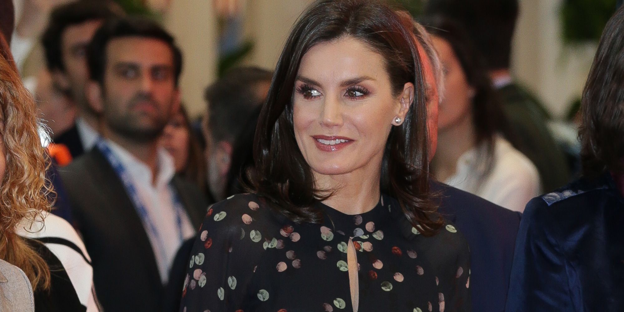 La reina Letizia con vestido confeti de Massimo Dutti en Fitur