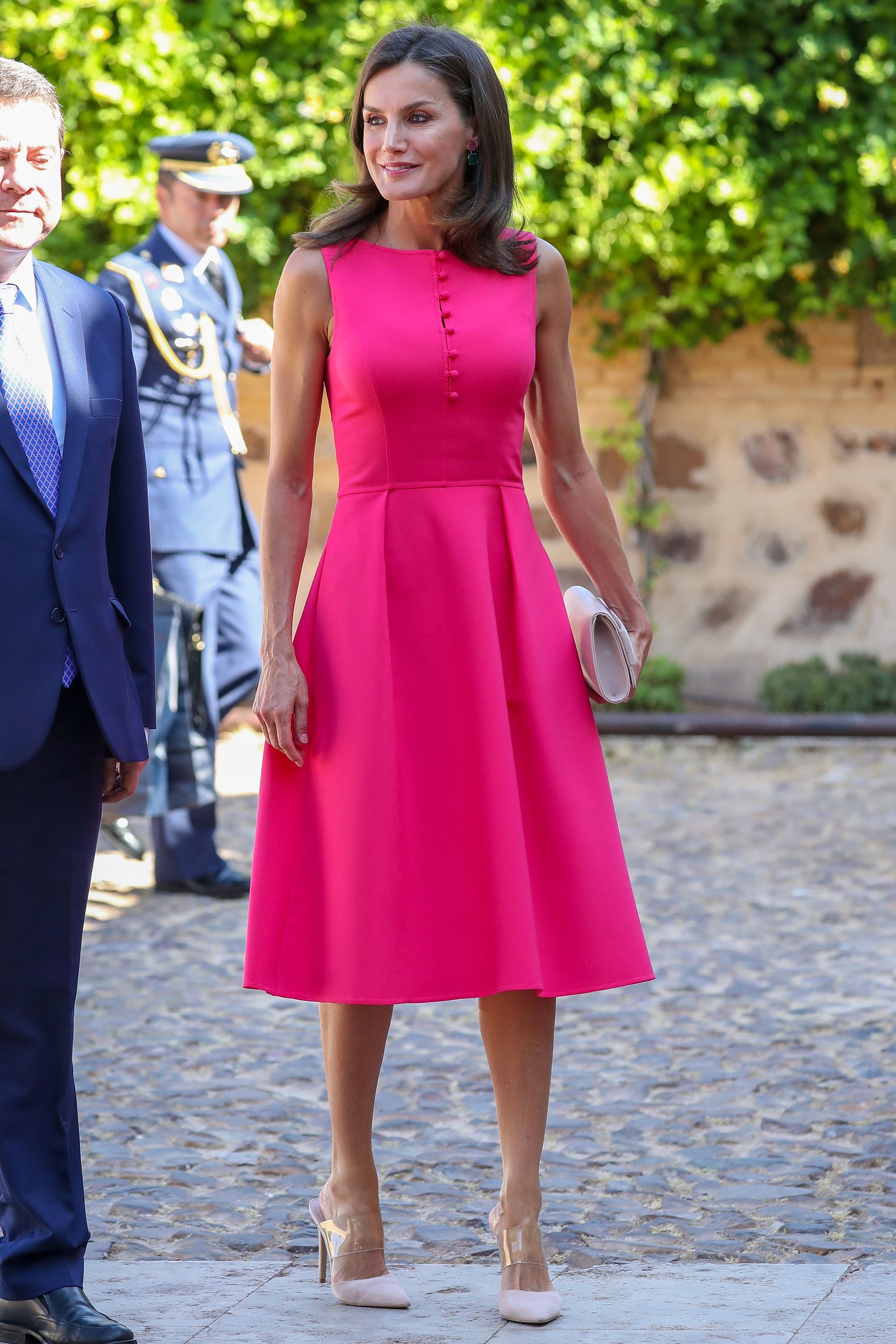La reina Letizia repite el vestido midi rosa de Carolina