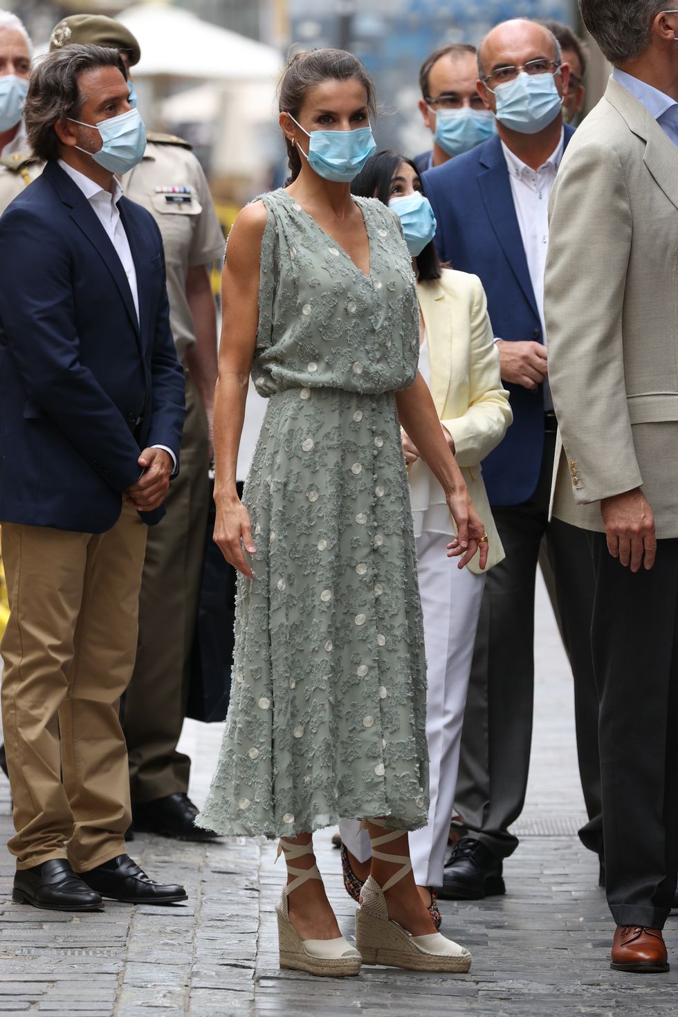 datos deuda Revelar La reina Letizia con vestido midi de Zara de rebajas y alpargatas