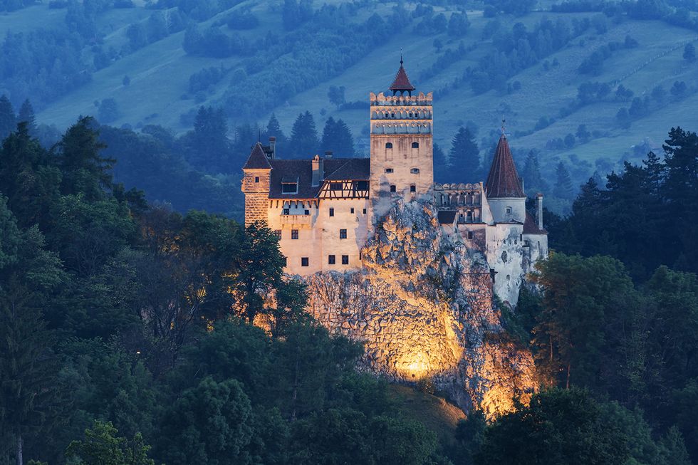 Castillo iluminado de Bran, Transilvania, Rumanía elle