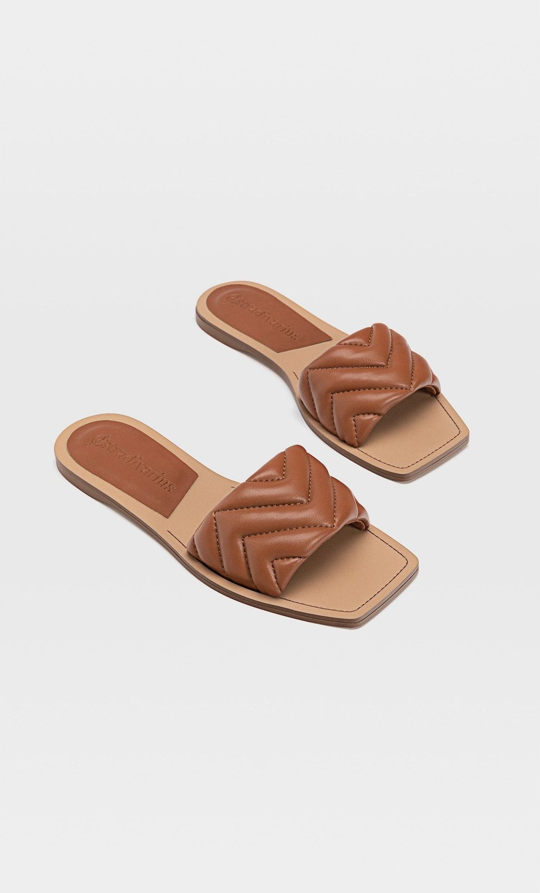 Las sandalias planas acolchadas de tendencia de Stradivarius