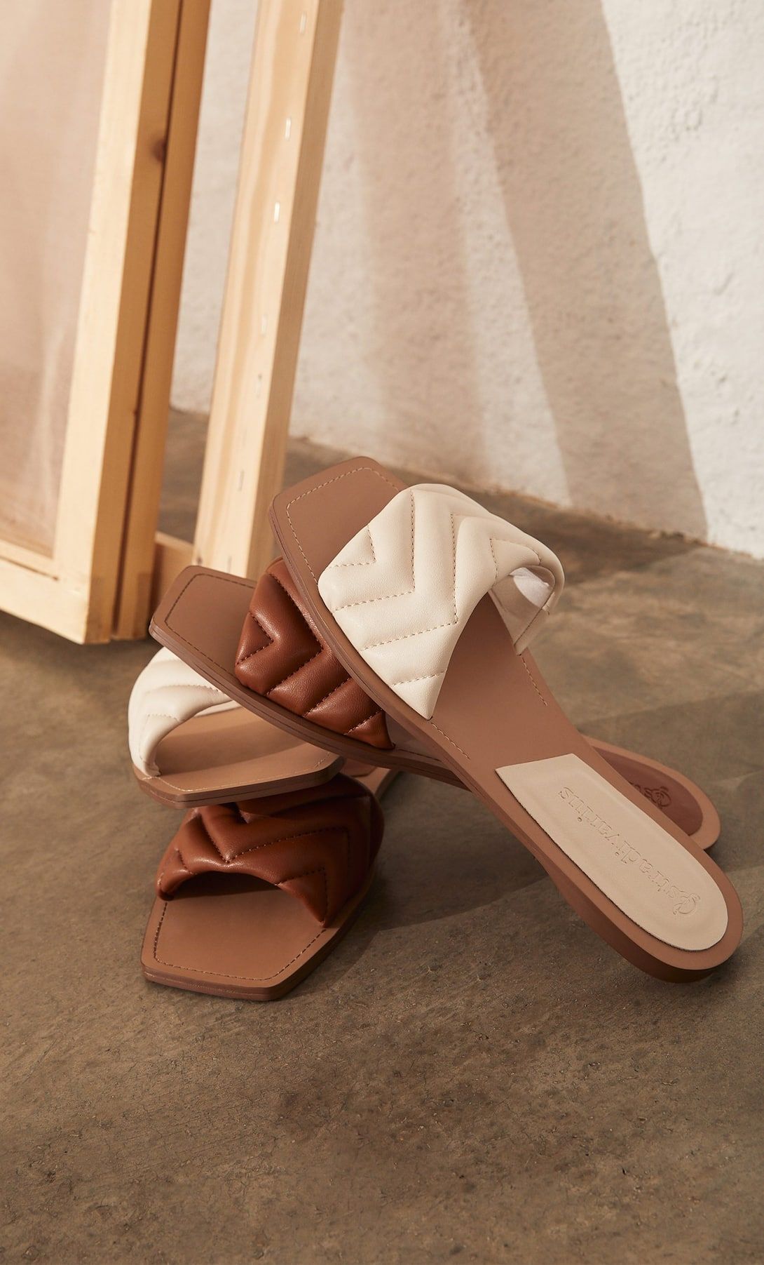 Las sandalias planas acolchadas de tendencia de Stradivarius