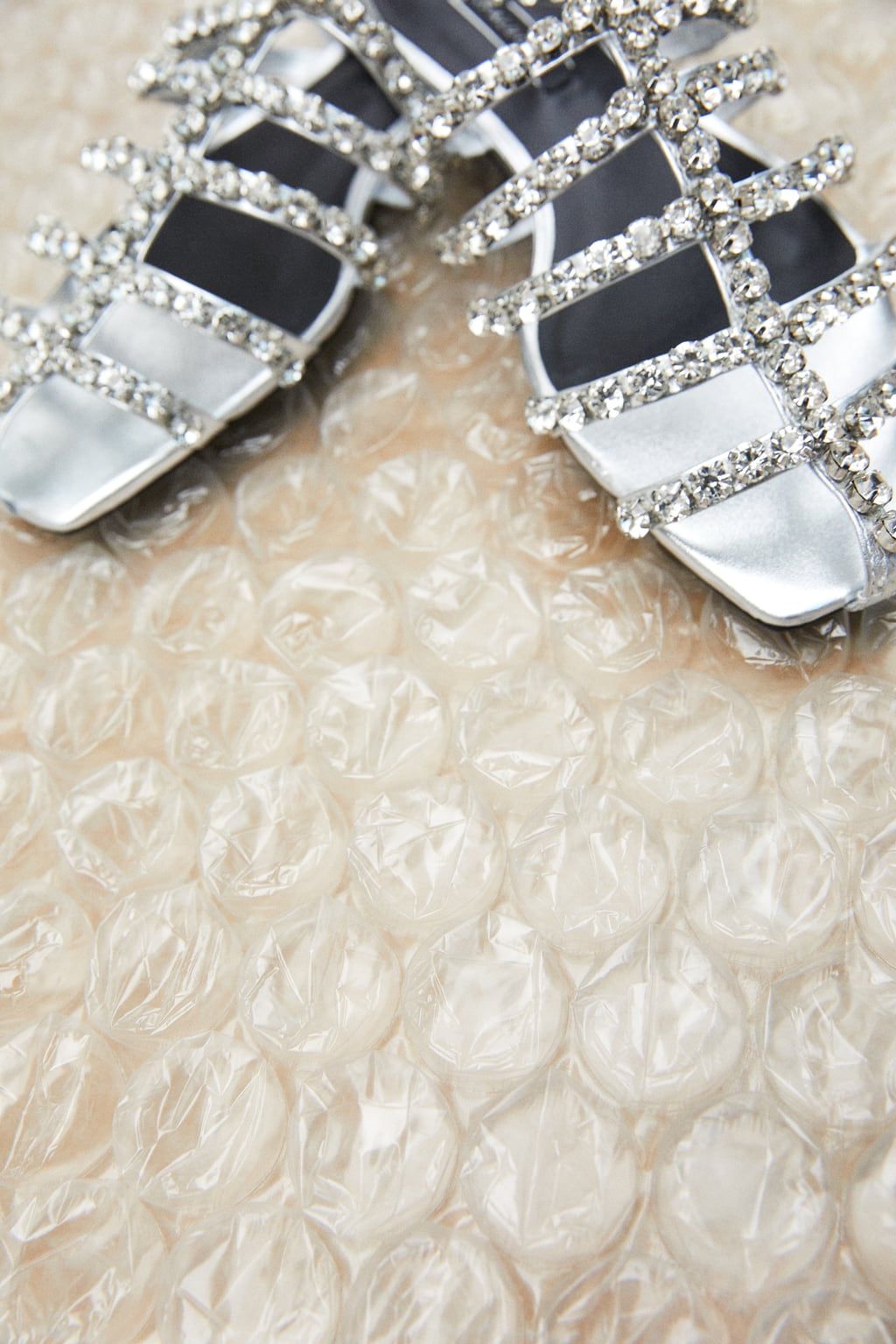 Las sandalias planas de Zara más perfectas y brillantes han aterrizado hoy en su tienda online para tus looks de fiesta