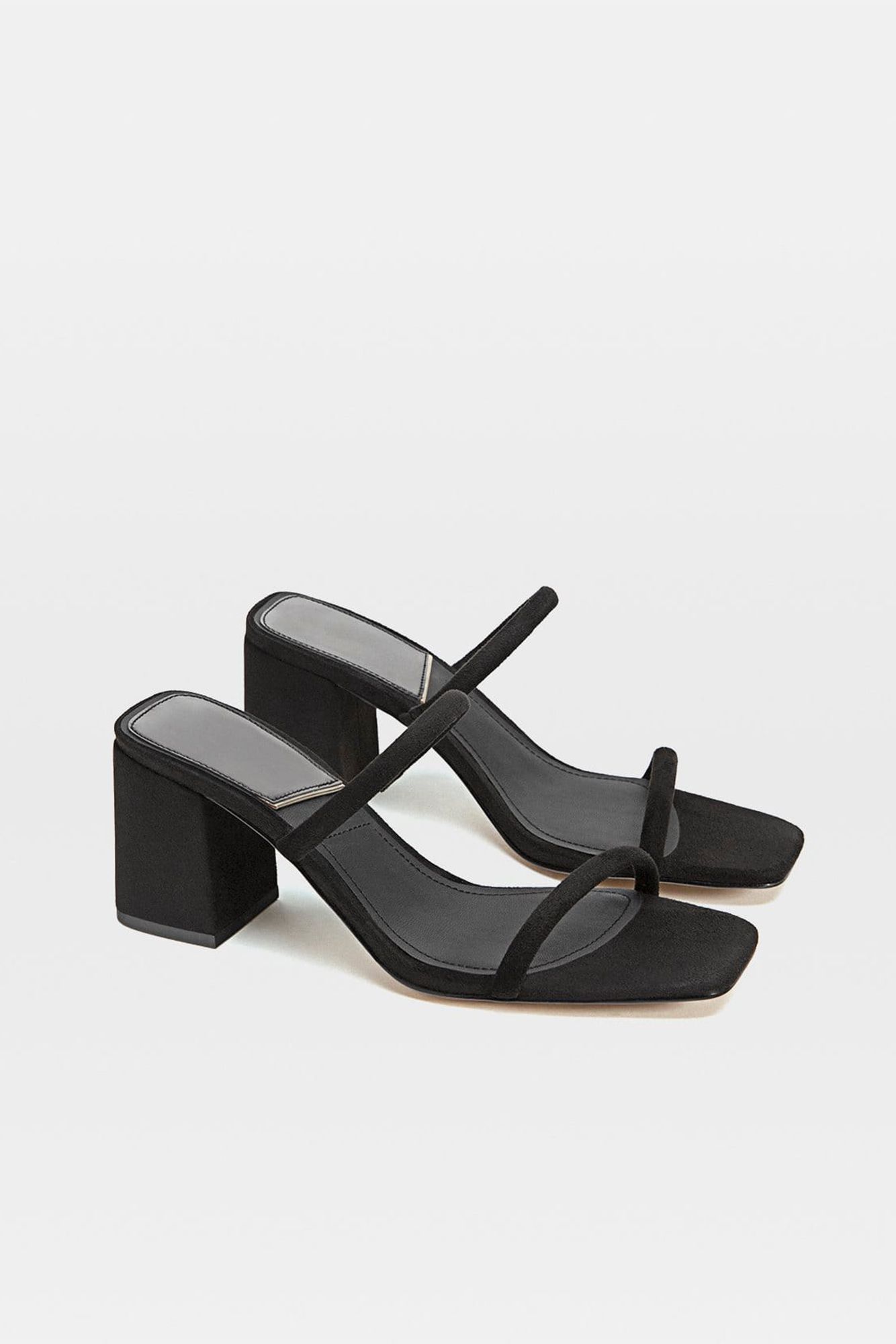 Las sandalias de tiras finas negras de Stradivarius que est n