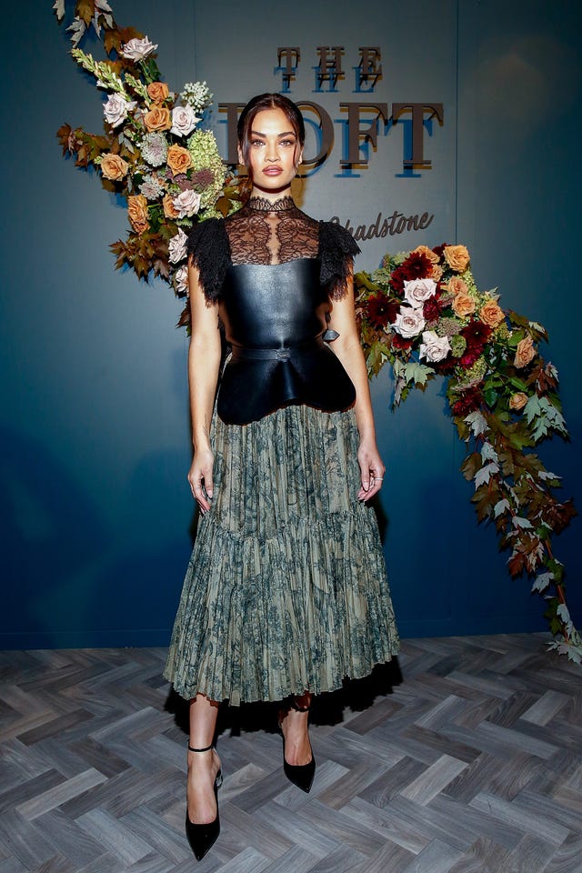 Shanina Shaik falda midi invitada
