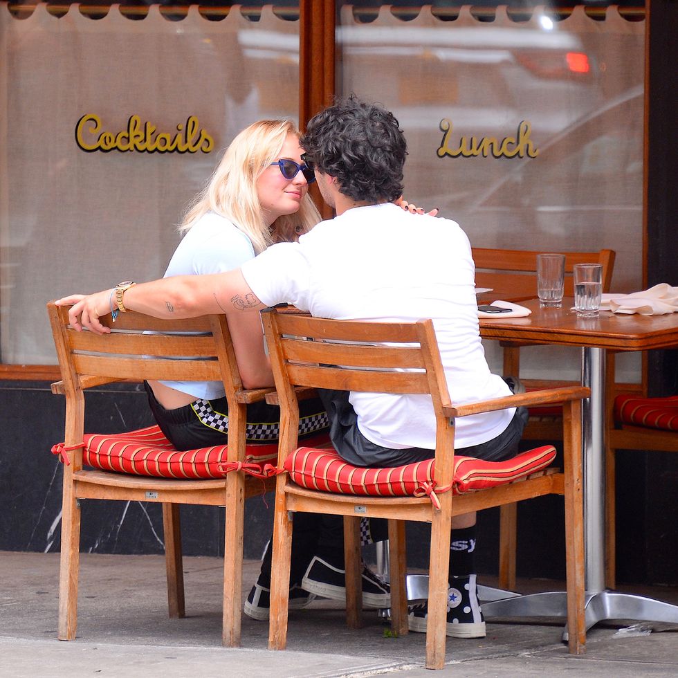 Sophie Turner y Joe Jonas besándose