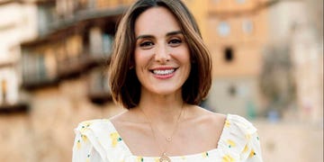 tamara falcó con vestido largo blanco de flores de bash