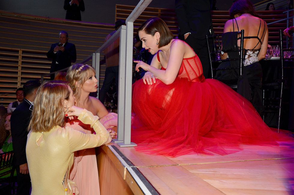 Emilia Clarke y Taylor Swift vestidos de princesas