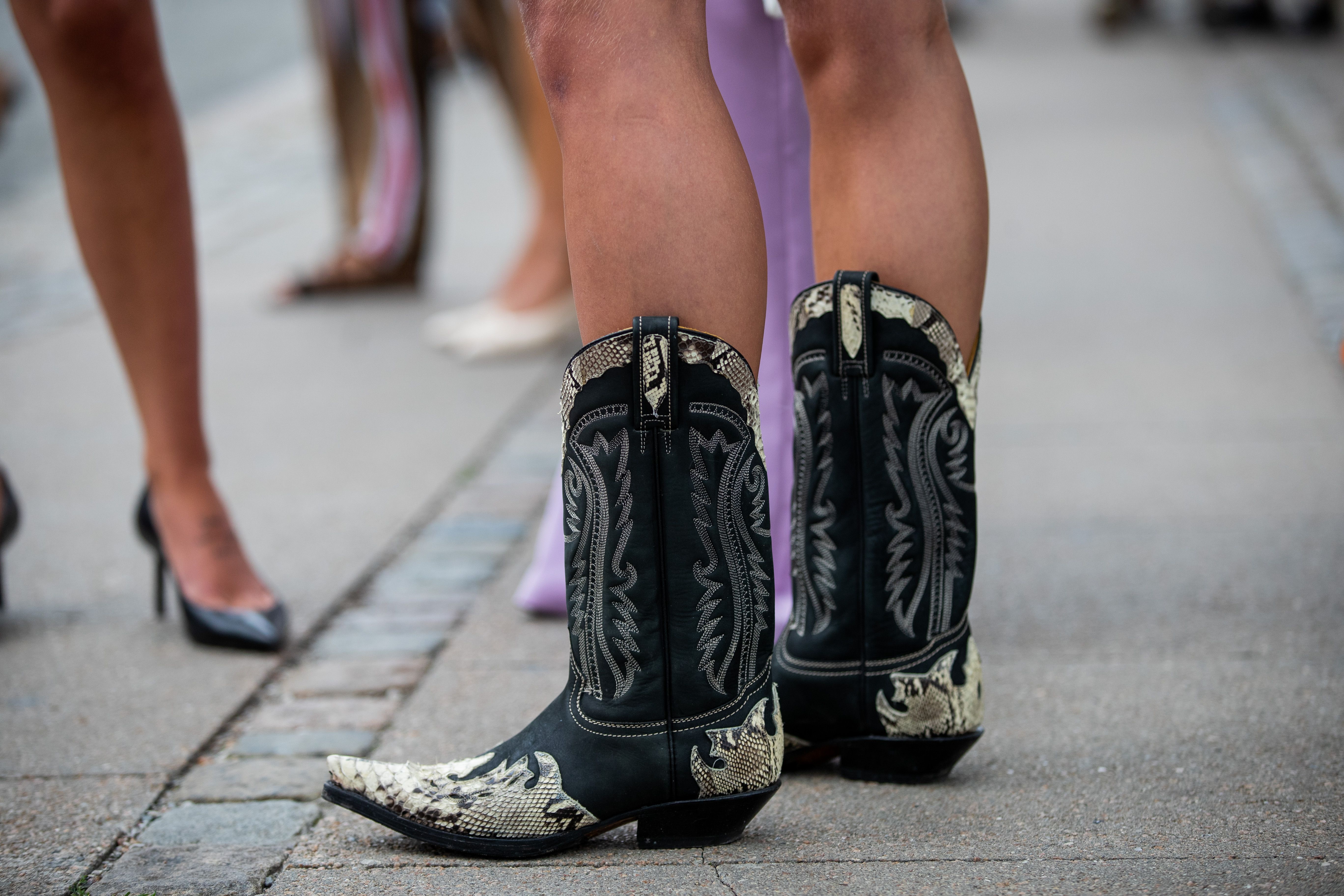 10 looks con botas cowboy, el calzado que es tendencia este verano