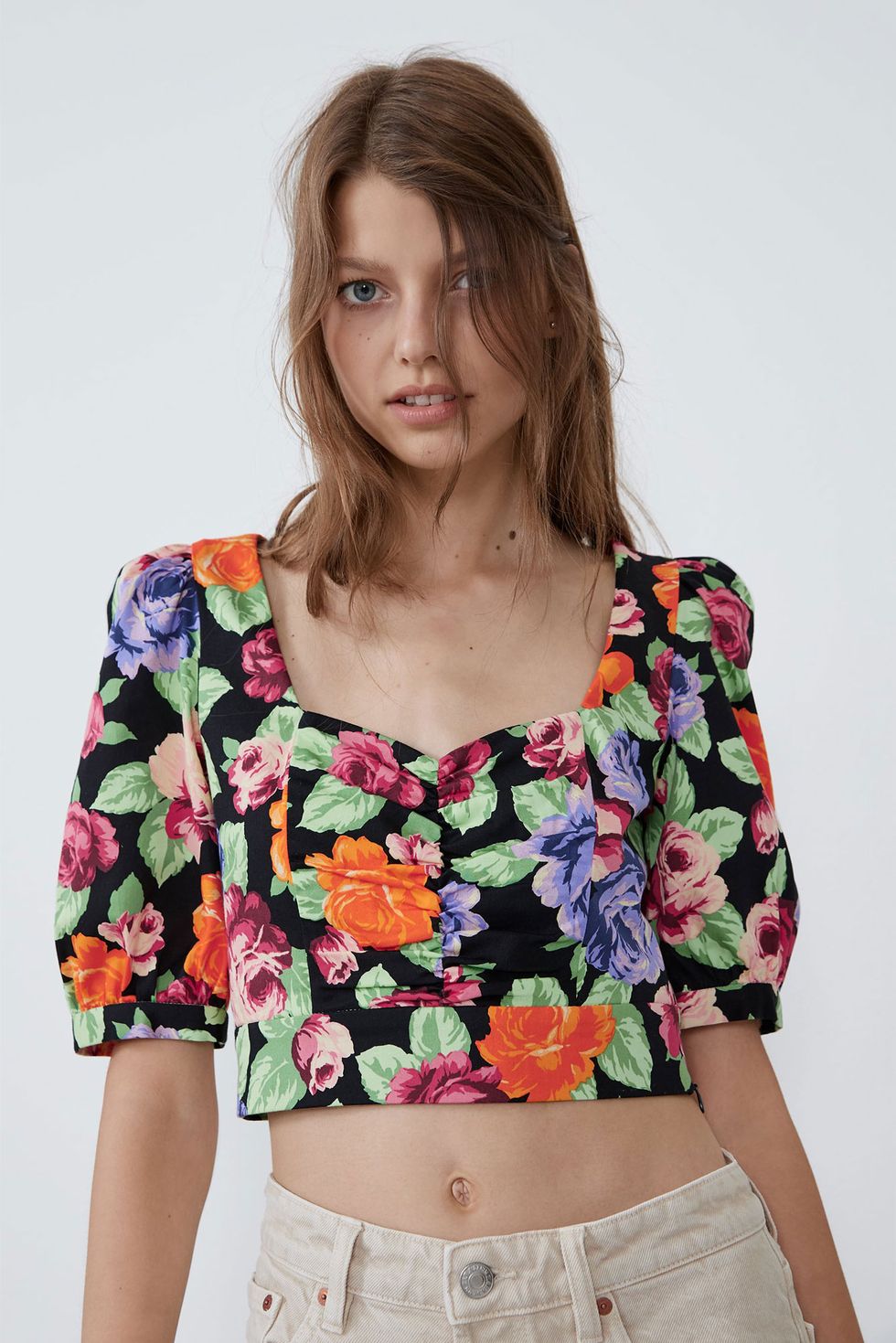 La blusa de mangas abullonadas y flores buscas está en Zara
