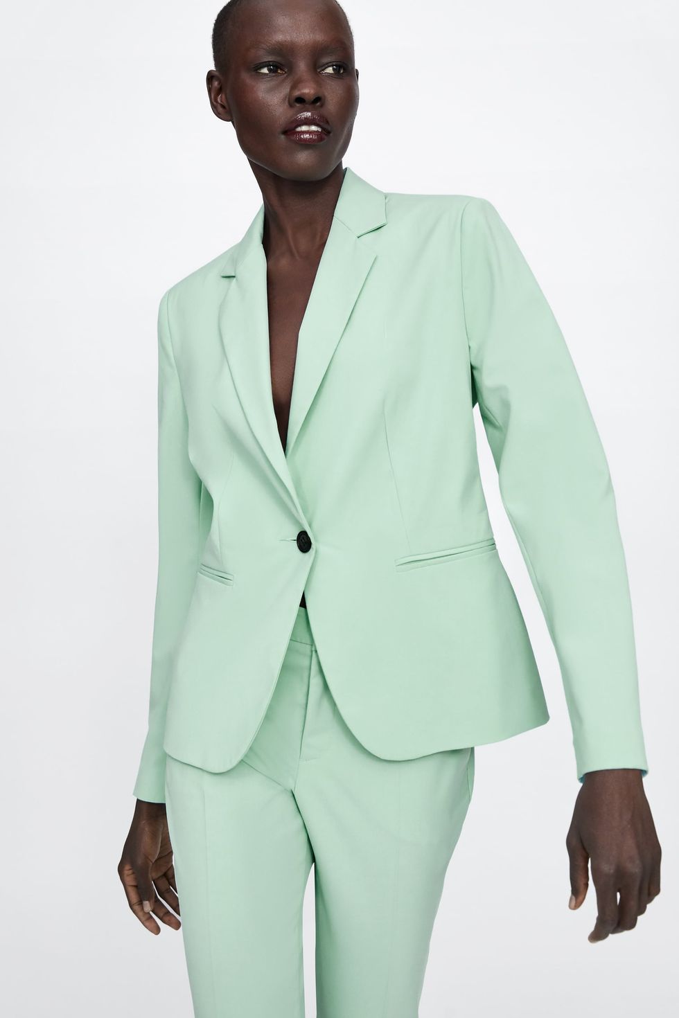 El traje de mujer de Zara más vendido de la temporada es de color mint es  también el más barato, según una empleada de la tienda