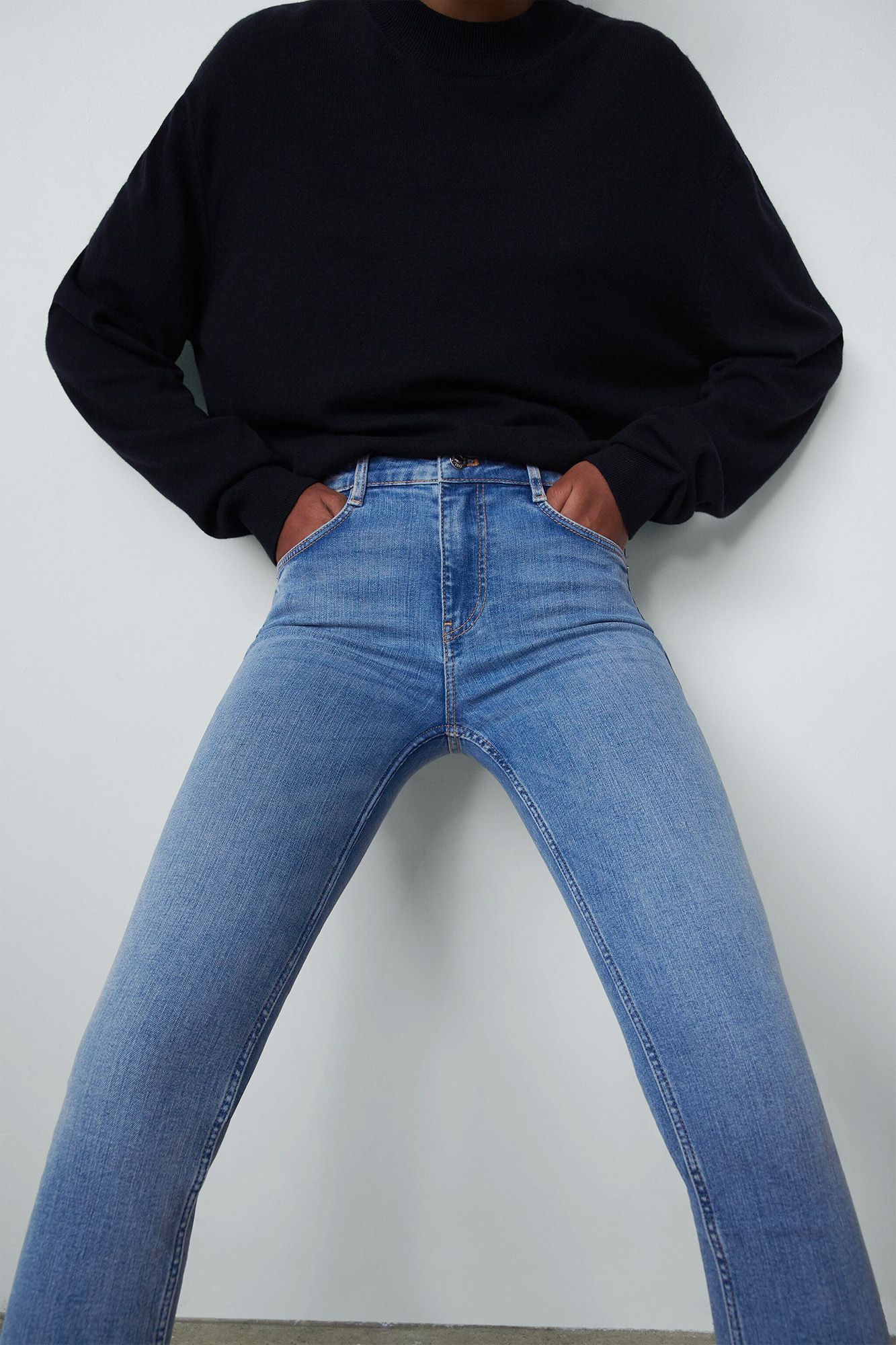 Jeans vaqueros de cintura alta de Zara que simulan una talla menos