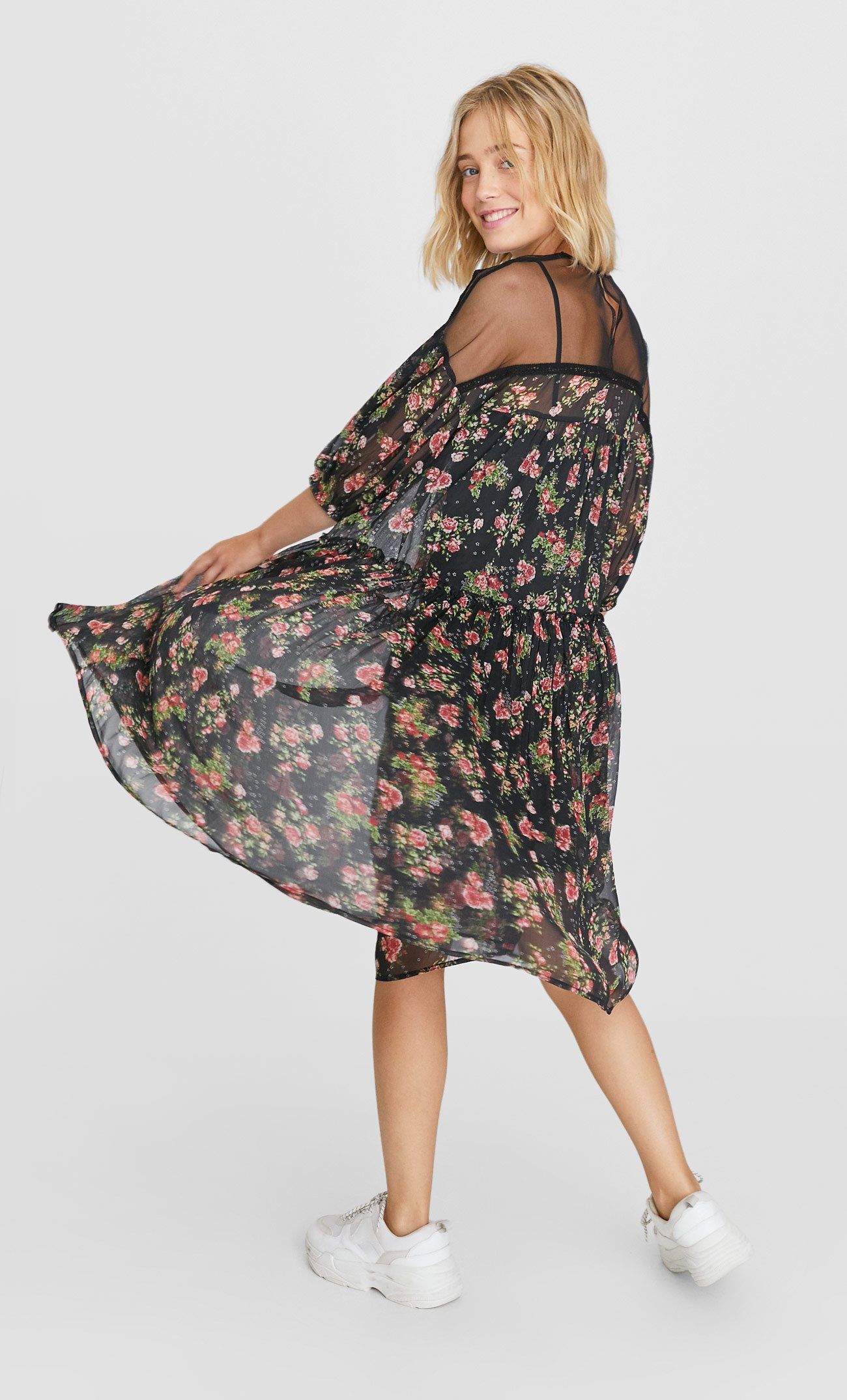 Vestido tul best sale flores stradivarius