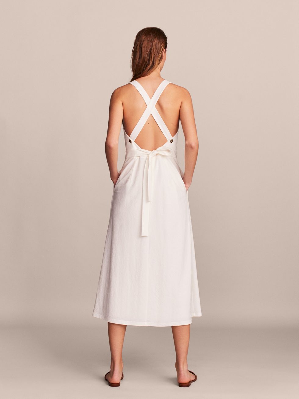 Si buscas un vestido blanco de primavera que de favorezca es Massimo Dutti