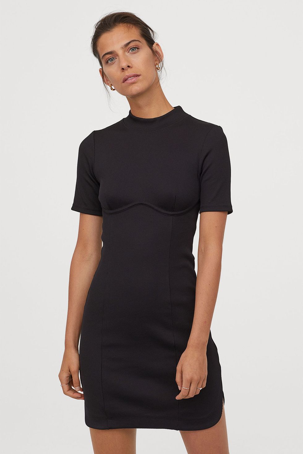 El vestido corto negro de H&M para evitar el pecho caído