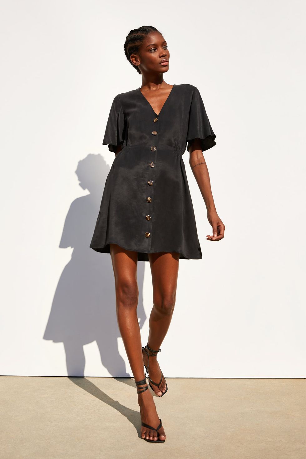 El vestido corto negro de Zara con la más y que más favorece existe, abotonado y cuesta 26 €