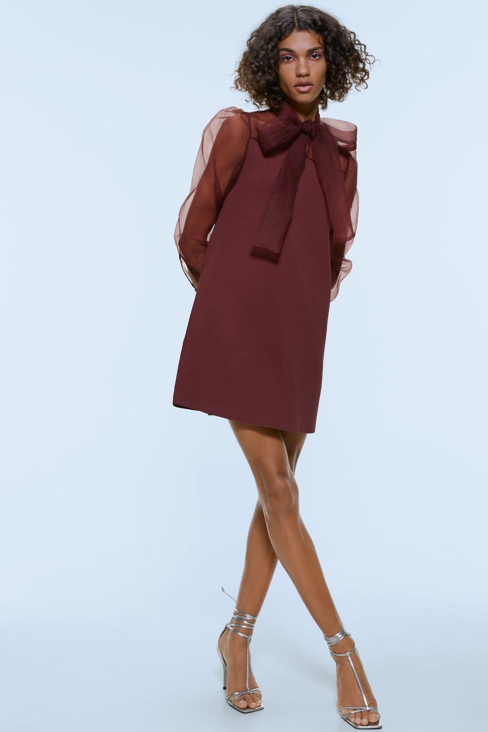 Un vestido corto de organza y lazo de Zara espectacular