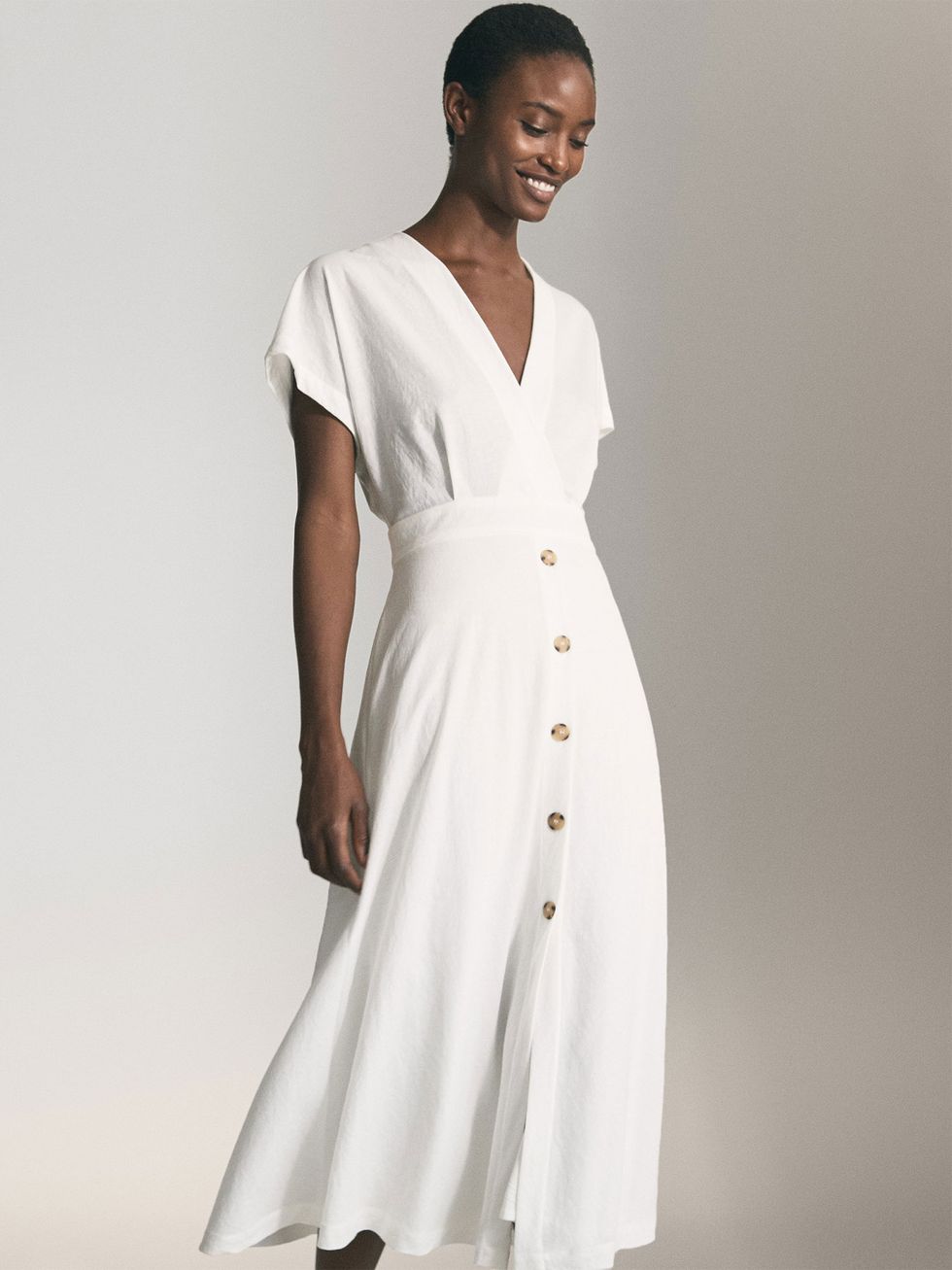 Perímetro Adaptado Ceder Hay un vestido largo blanco abotonado nuevo en Massimo Dutti