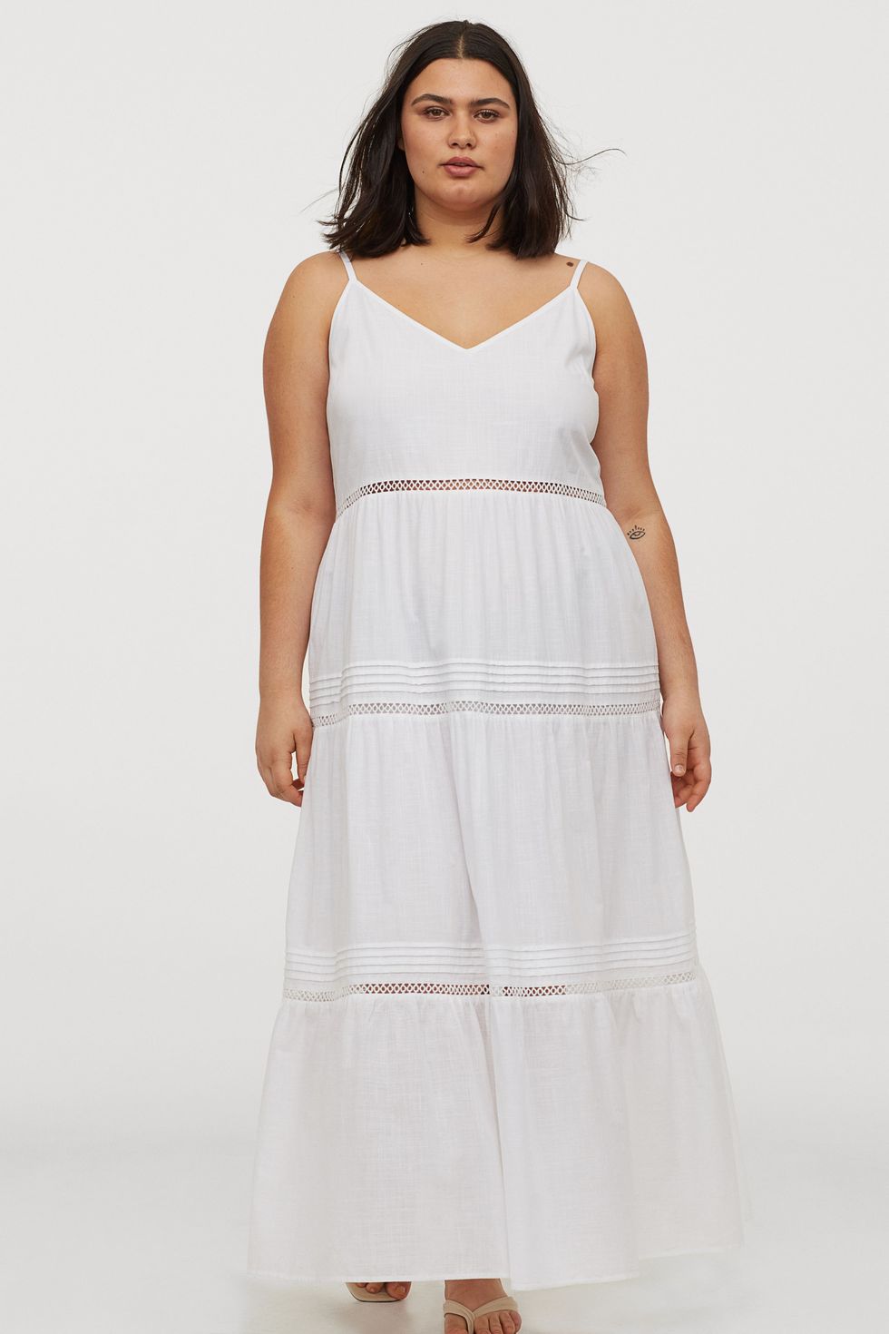 mirar televisión Dependiente agenda Nace el vestido largo blanco para bajitas de talla grande en H&M