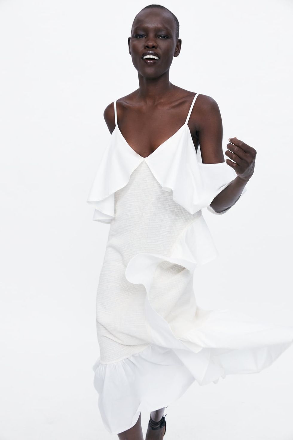 extraer Reciclar vitamina Este vestido largo blanco con mangas de Zara cuesta 40 € y es espectacular  pero la clave para arrasar es llevarlo como esta instagramer española