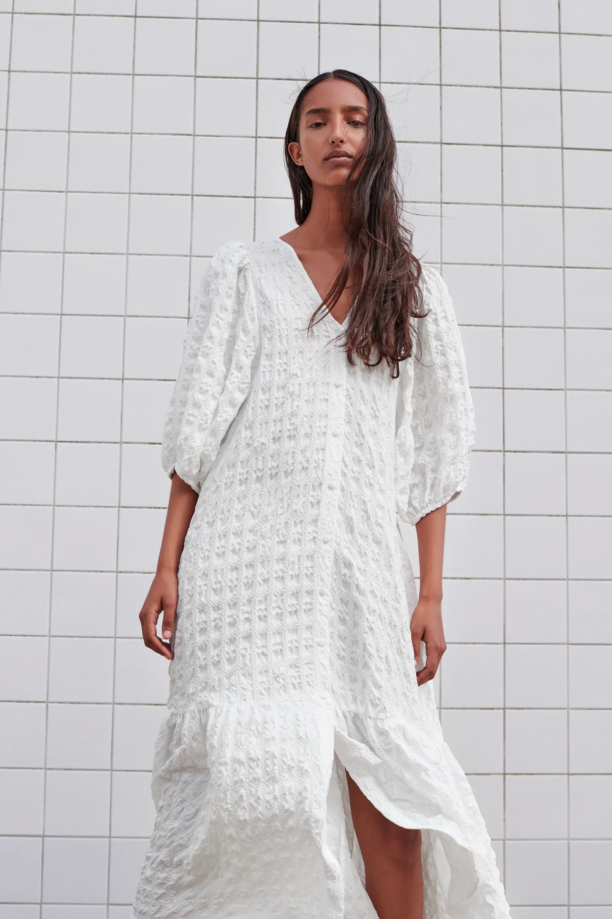El vestido blanco de Zara, que se agota todos los veranos, vuelve a estar a  la venta. ¡De momento!