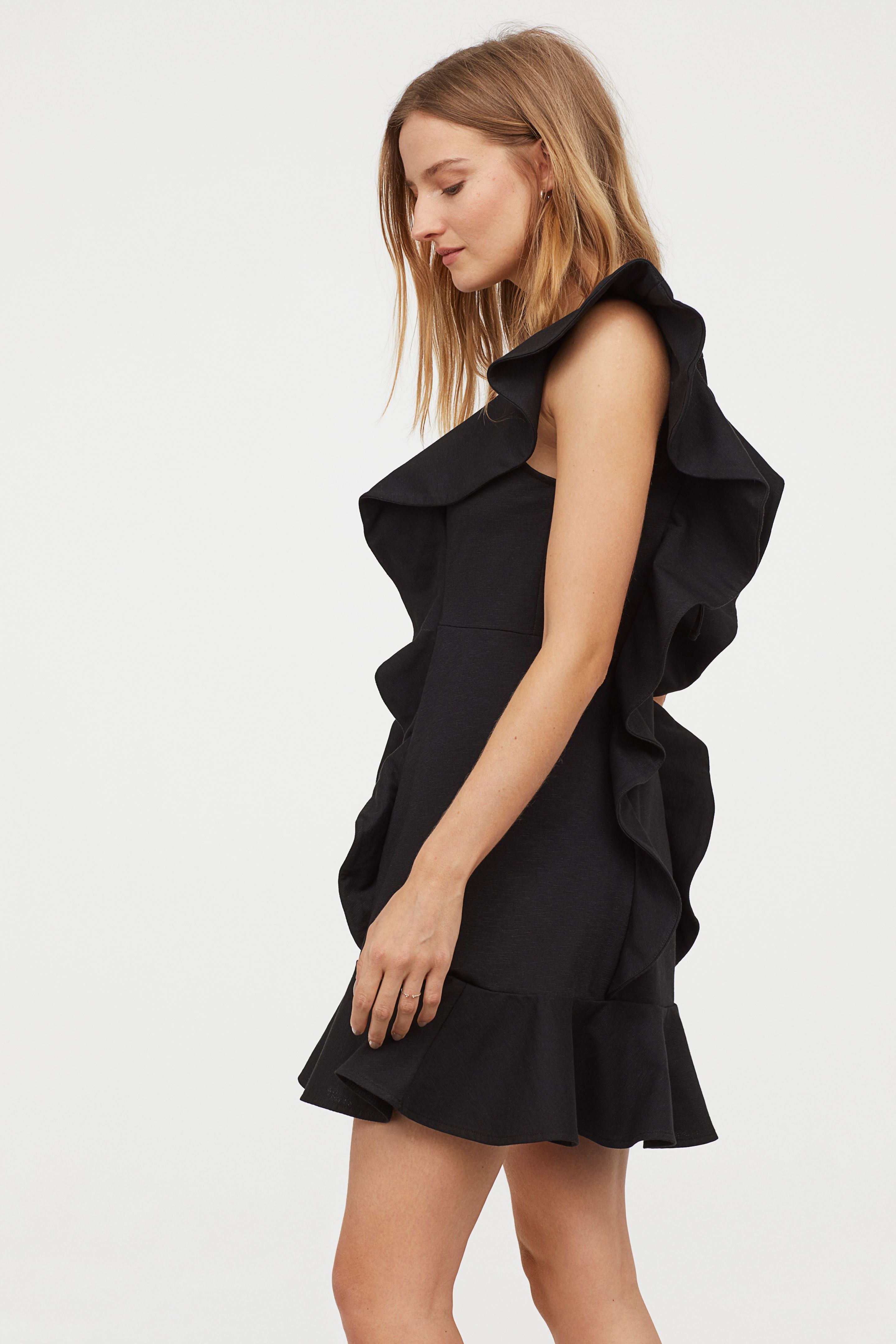 Hay un vestido fiesta corto negro en H&M que se ha agotado